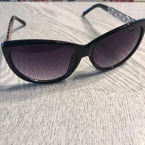 Gold chain detail sunglasses